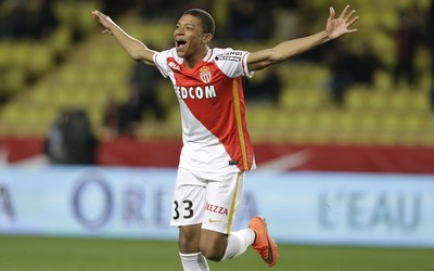 ROR电竞-凯蒂麦卡比赛后和球迷合影